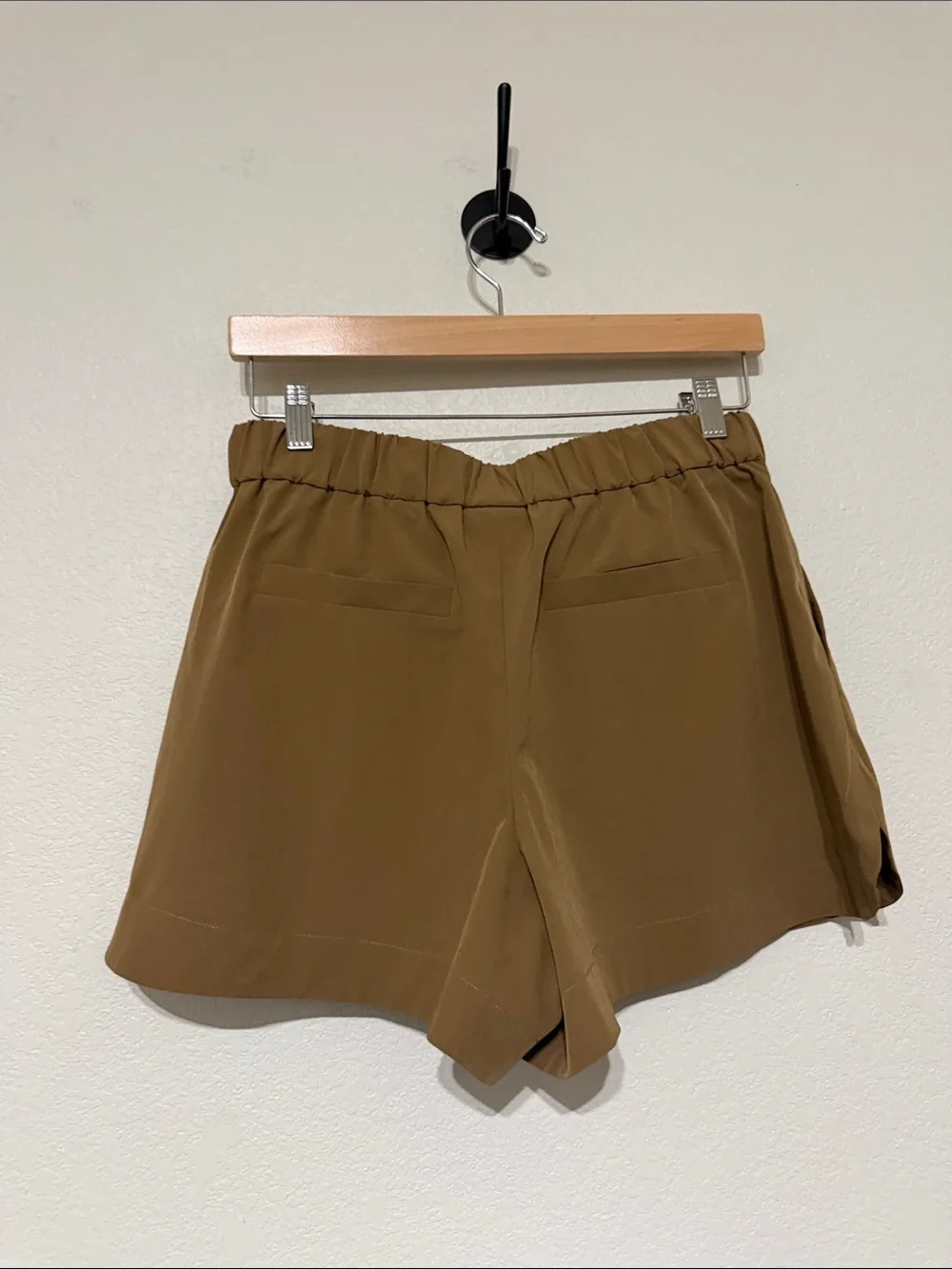 Varley Women's Nila Mid Rise 3.5" Shorts. Size Small. Brown - Picture 5 of 5